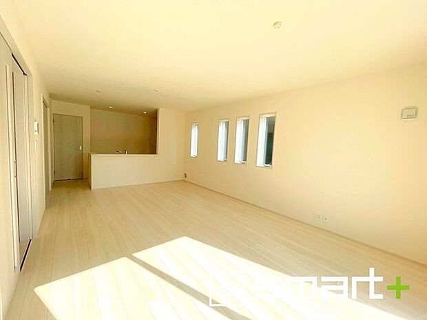 〜ナチュラルな色彩のＬＤＫ〜 ・自然な風合いの色味で纏められたＬＤＫは家具のコーディネートもしやすくなっております。 ・どんなインテリアにするか、考えるだけでも楽しくなりますね。 