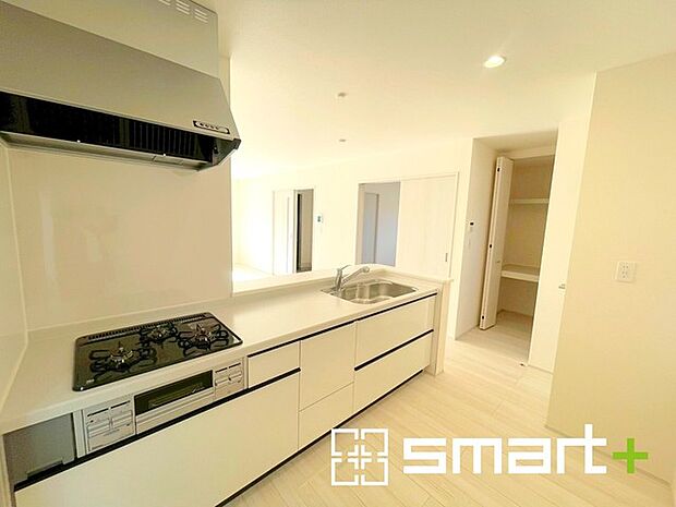 〜使い勝手の良いシステムキッチン〜 ・料理がしやすい設計のキッチンでお料理もはかどりますね。 ・もちろんキッチン下部は収納になっておりますので、フライパンなども収納可能です。 