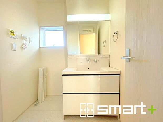 〜収納も充実の洗面台〜 ・洗面台は鏡の両側に物を置くスペースがございますので、整髪料や歯ブラシなどもスッキリと片付け可能。 ・洗面台下のパイプスペースにも洗剤などをご収納いただけます。 