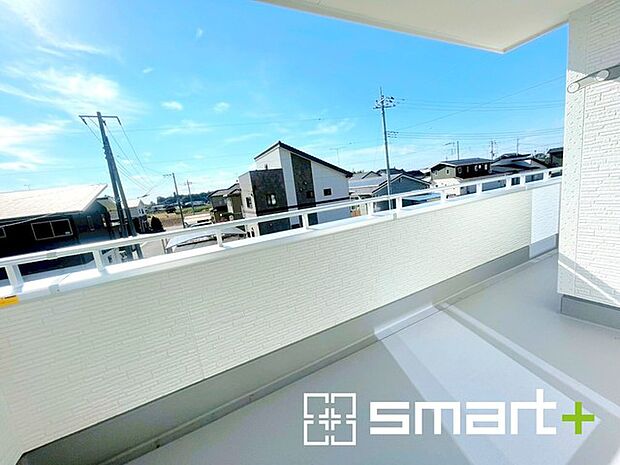 〜屋根付きのバルコニー〜 ・バルコニーは屋根付きなので急な雨でも安心です。 ・奥行きもあるので洗濯物が干しやすいのも嬉しいポイントですね。  