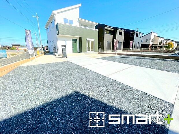 〜駐車場は4台分ご用意〜 ・駐車場は4台分ございますので、車通勤の方や複数台お持ちの方にもお勧めのお住まいです。 ・ご来客の際も安心の余裕の敷地です。 