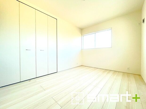 〜収納豊富な洋室〜 ・各居室に備え付けの収納をご用意。タンスなどを置く場合と比べ出っ張らないので部屋の中を有効のご活用いただけます。 ・収納の広さなどぜひ現地でご確認くださいませ。 