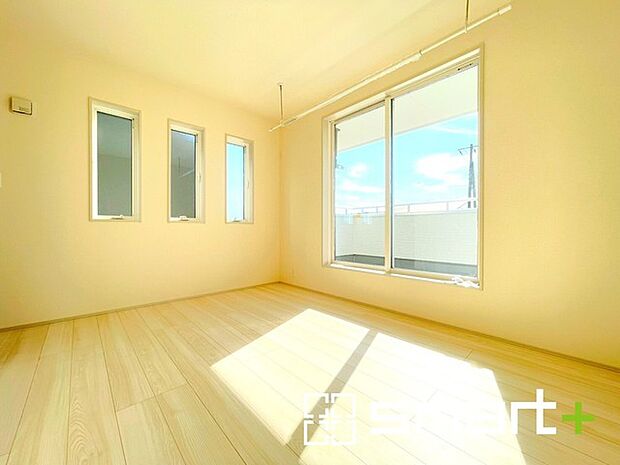 〜2面採光の明るいお部屋〜 ・洋室は2面採光とする事で穏やかな陽の入る明るい空間となっております。 ・くつろぎのプライベート時間を明るい空間で穏やかにお過ごしいただけます。 