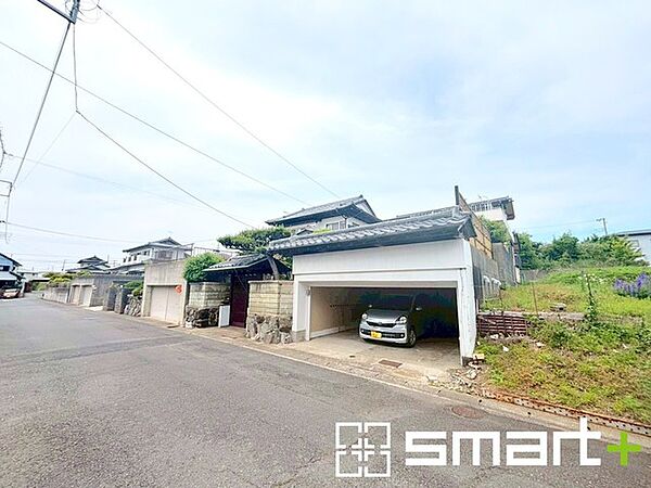～十分な広さのある前面道路～ ・前面道路は約5ｍございますので、お車でのすれ違いも楽々で余計なストレスがかかりません。 ・日々お車での移動が多い方には大切なポイントですね。