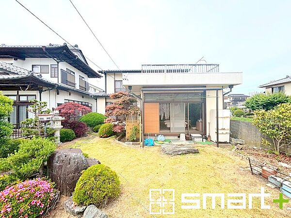 ～広々したお庭のある邸宅～ ・余裕の敷地には広いお庭もご用意。 ・ガーデニングや安らぎの空間として、倉庫を置いたりと様々な活用が可能です。 ・人工芝の敷設などもお気軽にご相談くださいませ。
