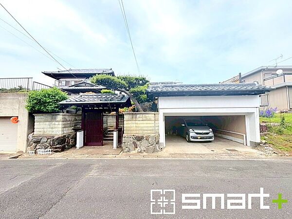 ～駐車場は2台分ご用意～ ・駐車場は2台分ございますので、車通勤の方や複数台お持ちの方にもお勧めのお住まいです。 ※車種制限がございます。