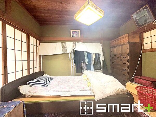 ～「和みの部屋」和室をご用意～ ・ゴロンと寝転がったり、お子様のいるご家庭ではお子様を寝かしつけたり、などご活用いただける和室をご用意。 ・やはり畳の香りは心が落ち着きますね。