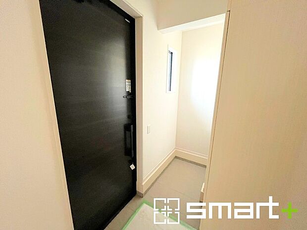 〜シューズインクロークのある玄関〜 ・玄関横にシューズインクロークをご用意。 ・追加の靴置きとしてはもちろん、スキー・ゴルフなど趣味の用具の置場としてもご利用いただけます。