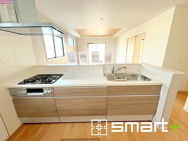 〜使い勝手の良いシステムキッチン〜 ・料理がしやすい設計のキッチンでお料理もはかどりますね。 ・もちろんキッチン下部は収納になっておりますので、フライパンなども収納可能です。