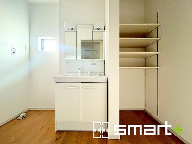 〜収納も充実の洗面所〜 ・洗面所にはリネンスペースを設ける事でタオルや洗剤などの置場にも困りません。 ・意外とリネンスペースがある物件は少ないので、ぜひ現地でその魅力をご確認ください。 