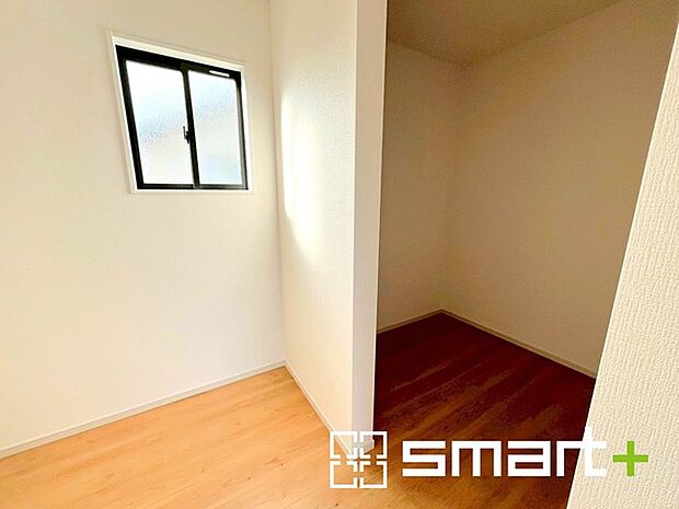 〜フリースペースをご用意〜 ・追加の収納はもちろん書斎や趣味のお部屋など、様々な使い方のできるフリースペース付き。 ・窓もあるので明るい空間です。