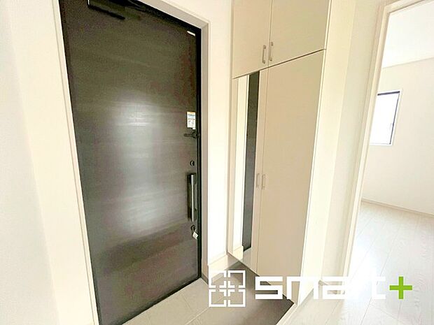 〜玄関はオシャレな空間〜 ・スタイリッシュで洗練された印象の玄関。ホワイトカラー仕様で圧迫感もなくオシャレな空間を演出してくれます。 ・備え付けのシューズボックスは充分な容量を確保。