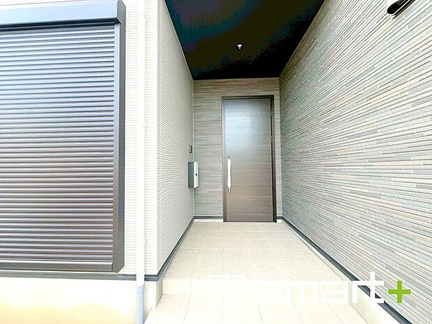 〜お住まいの顔「玄関」〜 ・玄関ドアの上にはもちろん軒がございますので、雨の日でも濡れずに鍵の開閉が可能です。 ・鍵は防犯性に優れたディンプルキーを採用。 