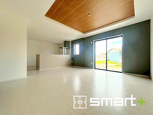 〜穏やかな陽の入るＬＤＫ〜 ・大きな窓のあるＬＤＫは陽当りも良好で明るい空間となっております。 ・ご家族団らんなど過ごす時間の多いＬＤＫが明るいのは嬉しいポイントですね。 