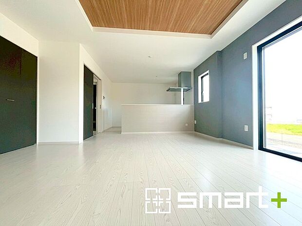 〜折り上げ天井のあるＬＤＫ〜 ・一部天井を高くする折り上げ天井を配する事で縦への空間が生まれ、開放感のある広々とした仕様に。 ・ぜひ現地でその魅力をご体感くださいませ。 