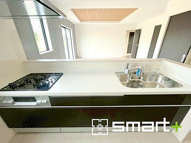 〜人気のカウンターキッチン〜 ・キッチンには余計な柱が無いので、リビングが見渡せ開放感のある造りとなっております。 ・蛇口には浄水器が内蔵されるなど機能面でも優れたキッチンです。 