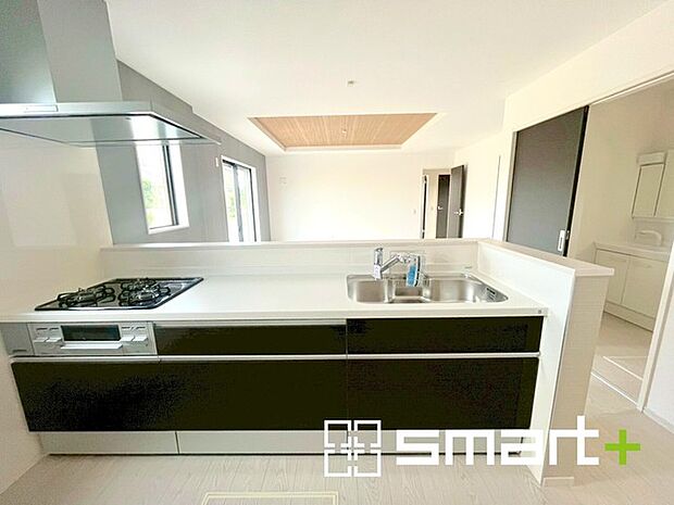 〜使い勝手の良いシステムキッチン〜 ・料理がしやすい設計のキッチンでお料理もはかどりますね。 ・もちろんキッチン下部は収納になっておりますので、フライパンなども収納可能です。 