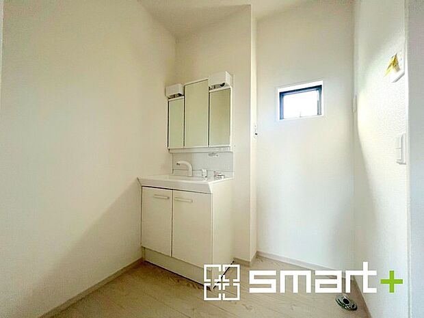 〜人気の三面鏡を採用〜 ・洗面台は三面鏡仕様なので鏡の角度を変える事で頭の後ろの方までご確認可能です。 ・鏡の裏が収納になっておりますので、洗面台周りもスッキリと片付きます。 