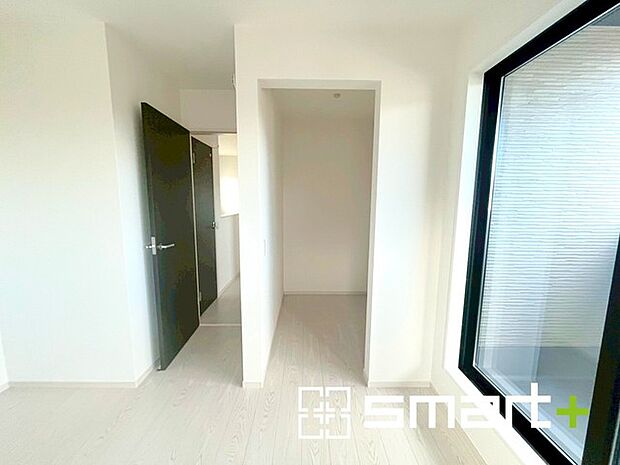 〜憧れのウォークインクローゼット〜 ・居室にウォークインを設ける事で季節ものや趣味の用具などもスッキリと収納可能です。 ・ぜひ現地でその便利さをご体感くださいませ。 