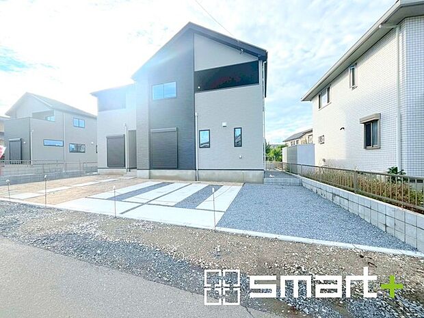 〜ゆとりあるカースペース3台〜 ・セカンドカーや来客時にも困らないカースペース3台。カースペースだけでなく、自転車やバイクのおける余裕の広さです。 