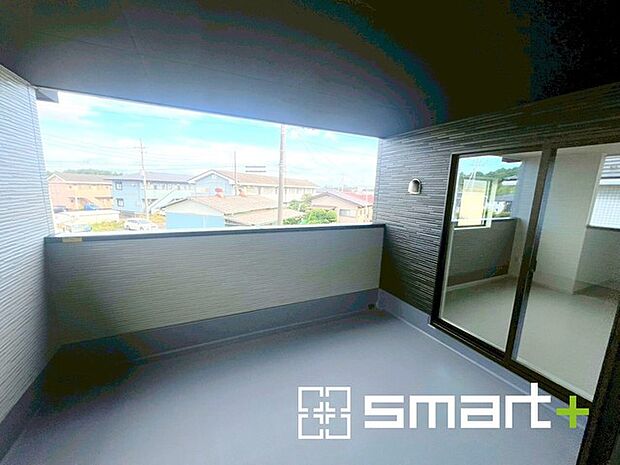 〜屋根付きのバルコニー〜 ・バルコニーは屋根付きなので急な雨でも安心です。 ・奥行きもあるので洗濯物が干しやすいのも嬉しいポイントですね。 