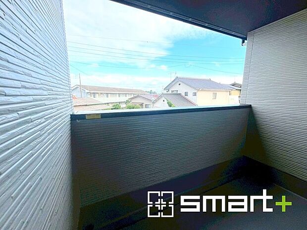 〜洗濯物も干しやすいバルコニー〜 ・2箇所あるバルコニーは毎日のお洗濯に大活躍。洗濯物もたくさん干せて快適ですね。 