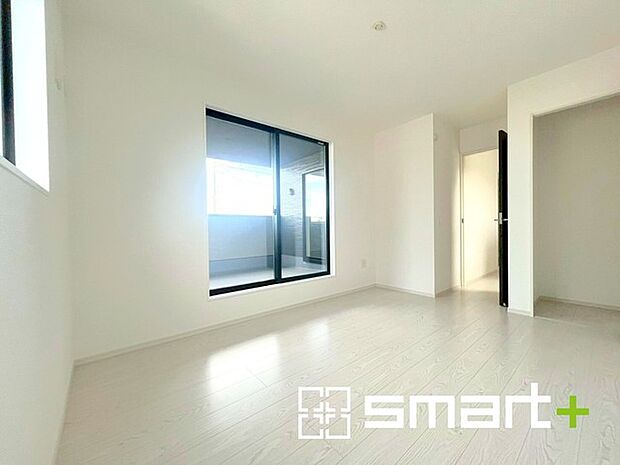 〜日当たり良好の明るい洋室〜 ・穏やかな陽だまりに包まれる居心地の良い洋室。広々としたお部屋でゆったり夜のリラックスタイムを過ごせそうですね。 ・大容量のウォークインクローゼット付き。