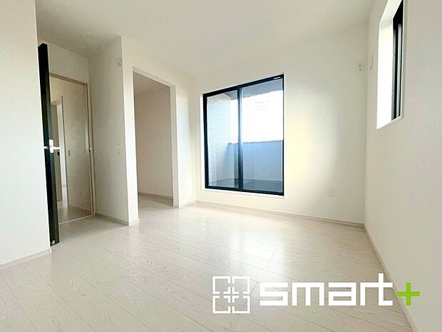 〜2面採光の明るいお部屋〜 ・洋室は2面採光とする事で穏やかな陽の入る明るい空間となっております。 ・くつろぎのプライベート時間を明るい空間で穏やかにお過ごしいただけます。 