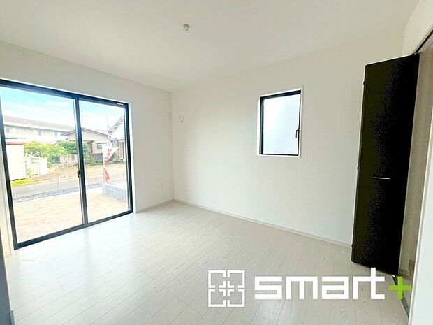 〜収納スペース付きの1階洋室〜 ・リビングと隣接していないので独立した居室としてご利用可能です。 ・たっぷりの収納スペースでお部屋スッキリ。広々とお使いいただけます。 