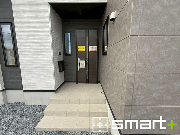 〜お住まいの顔「玄関」〜 ・玄関ドアの上にはもちろん軒がございますので、雨の日でも濡れずに鍵の開閉が可能です。 ・鍵は防犯性に優れたディンプルキーを採用。 