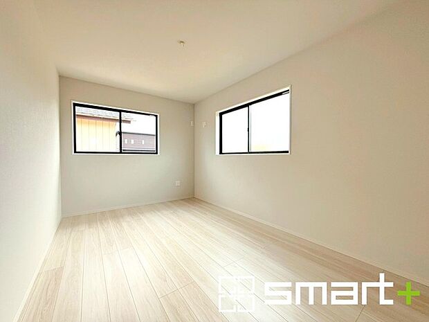 〜自然な風合いの洋室〜 ・ナチュラルな色彩で纏められた洋室は家具のコーディネートもしやすくなっております。 ・どんな家具にするか考えるだけでも楽しくなってきますね。 