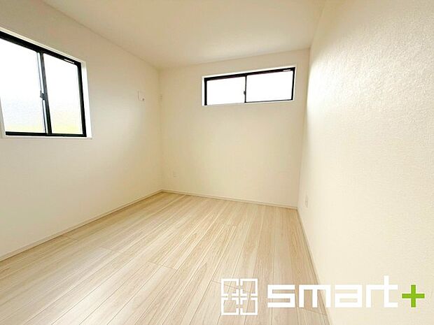 〜収納豊富な洋室〜 ・各居室に備え付けの収納をご用意。タンスなどを置く場合と比べ出っ張らないので部屋の中を有効のご活用いただけます。 ・収納の広さなどぜひ現地でご確認くださいませ。 