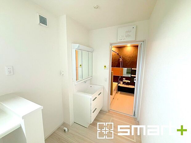 〜人気の三面鏡を採用〜 ・洗面台は三面鏡仕様なので鏡の角度を変える事で頭の後ろの方までご確認可能です。 ・鏡の裏が収納になっておりますので、洗面台周りもスッキリと片付きます。 