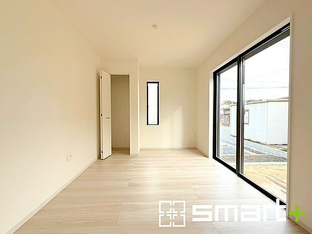 〜2面採光の明るいお部屋〜 ・洋室は2面採光とする事で穏やかな陽の入る明るい空間となっております。 ・くつろぎのプライベート時間を明るい空間で穏やかにお過ごしいただけます。 