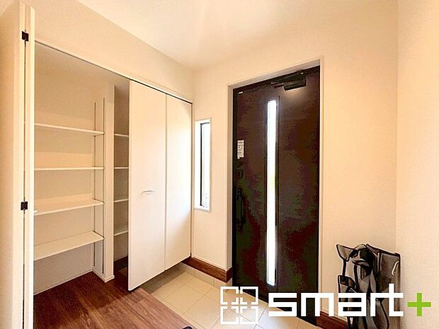 〜穏やかな陽が入る玄関〜 ・窓に加えて玄関ドアのガラス部分からも穏やかな陽が入り、明るい玄関になります。 ・備え付けのシューズボックスはたっぷりしまえて玄関がスッキリ片付きますね。 