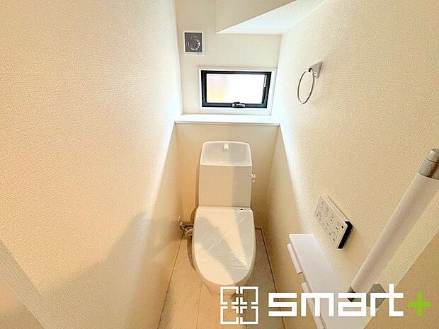 〜小窓付きの明るいトイレ〜 ・使用後や掃除の際に窓を開ければ、外からの新鮮な空気を取り込み素早く換気ができます。 