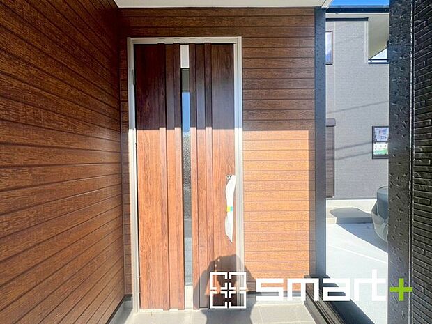 〜お住まいの顔「玄関」〜 ・玄関ドアの上にはもちろん軒がございますので、雨の日でも濡れずに鍵の開閉が可能です。 ・鍵は防犯性に優れたディンプルキーを採用。 