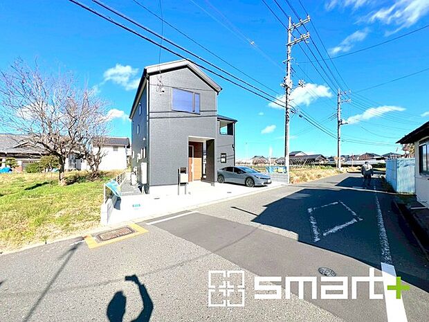 〜閑静な住宅街の立地〜 ・周辺は閑静な住宅街となっておりますので、静かな暮らしをご実現いただけます。 ・前面道路の交通量も多くないので、小さなお子様がいるご家庭でもご安心ですね。 