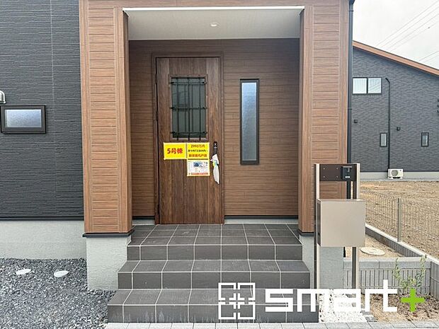 〜お住まいの顔「玄関」〜 ・玄関ドアの上にはもちろん軒がございますので、雨の日でも濡れずに鍵の開閉が可能です。 ・鍵は防犯性に優れたディンプルキーを採用。 