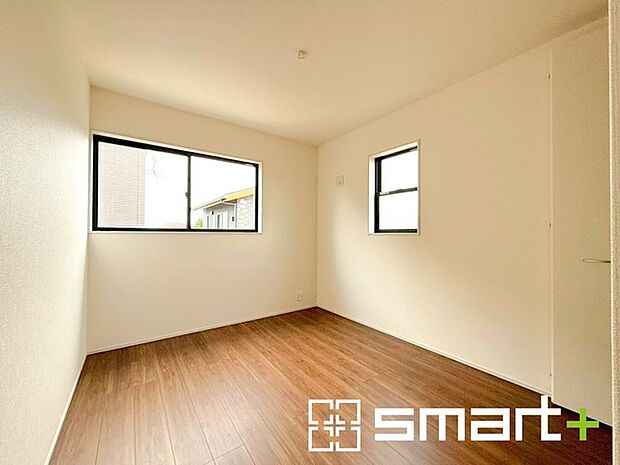 〜2面採光の明るいお部屋〜 ・洋室は2面採光とする事で穏やかな陽の入る明るい空間となっております。 ・くつろぎのプライベート時間を明るい空間で穏やかにお過ごしいただけます。 