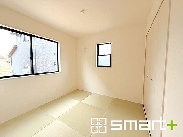 〜2面採光の明るいお部屋〜 ・和室は2面採光とする事で穏やかな陽の入る明るい空間となっております。 ・くつろぎのプライベート時間を明るい空間で穏やかにお過ごしいただけます。 