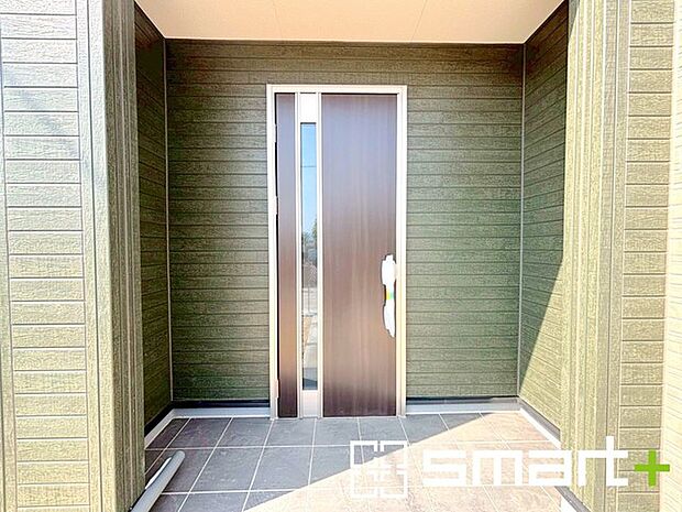 〜お住まいの顔「玄関」〜 ・玄関ドアの上にはもちろん軒がございますので、雨の日でも濡れずに鍵の開閉が可能です。 ・鍵は防犯性に優れたディンプルキーを採用。 