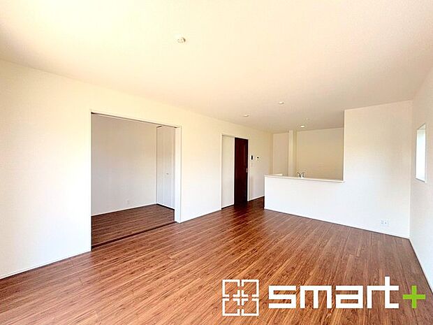 〜家族団らんにピッタリのＬＤＫ〜 ・日当り良好のＬＤＫは隣接する和室を開放すると19.5帖の広々とした空間になります。 ・家事をしながらご家族との会話が楽しめる人気のカウンターキッチンも魅力です。