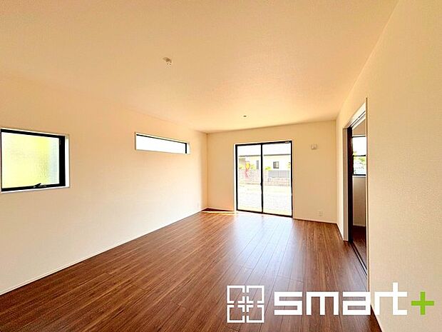 〜穏やかな陽の入るＬＤＫ〜 ・大きな窓のあるＬＤＫは陽当りも良好で明るい空間となっております。 ・ご家族団らんなど過ごす時間の多いＬＤＫが明るいのは嬉しいポイントですね。