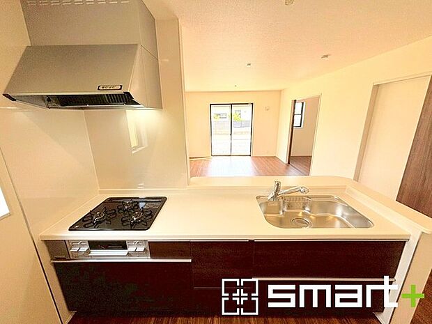 〜人気のカウンターキッチン〜 ・キッチンには余計な柱が無いので、リビングが見渡せ開放感のある造りとなっております。 ・蛇口には浄水器が内蔵されるなど機能面でも優れたキッチンです。 