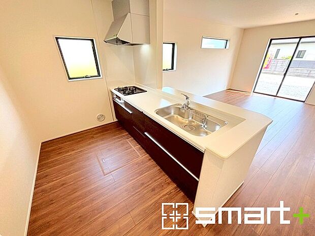 〜使い勝手の良いシステムキッチン〜 ・料理がしやすい設計のキッチンでお料理もはかどりますね。 ・もちろんキッチン下部は収納になっておりますので、フライパンなども収納可能です。 