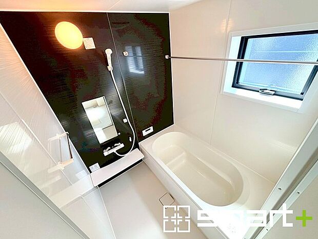 〜浴室乾燥機付きの浴室〜 ・浴室には乾燥機が付いているので雨の日でも洗濯物を干すことが可能です。 ・水はけの良い床材など機能面も充実。マイクロバルなどオプションもご相談くださいませ。