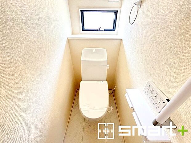 〜窓付きの明るいトイレ〜 ・清潔感あるシャワートイレ。窓があるので換気もしやすく快適ですね。 ・背面にある棚はトイレットペーパーなどの置き場や飾り棚としても利用できますね。