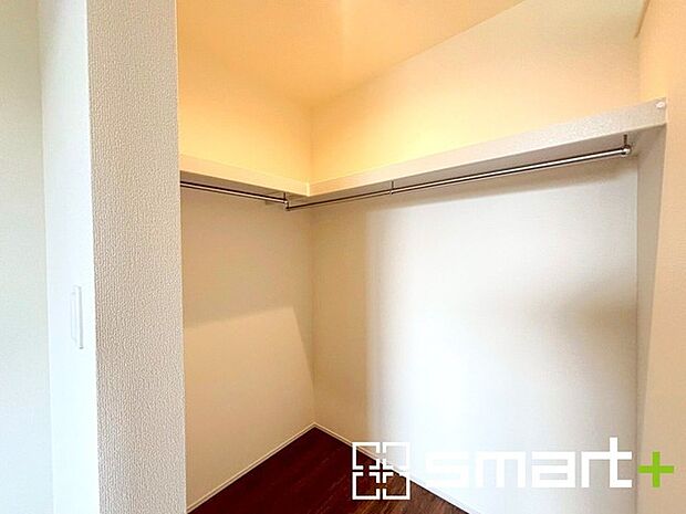 〜あると嬉しいウォークインクローゼット〜 ・大容量のウォークインクローゼット付。衣類をハンガーに掛けたまま収納できるのがうれしいですね。 ・季節ものや小物類なども整理整頓しやすく生活空間が広がります。