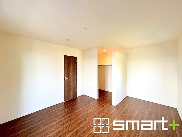 〜バルコニーに面した洋室〜 ・バルコニー側の大きな窓から穏やかな陽が差し込む明るい洋室はゆとりある広さの8.5帖。ご夫婦やご兄弟でもゆったりとお過ごしいただけます。